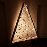 Weihnachtsbaum aus Lichterketten und Brettern