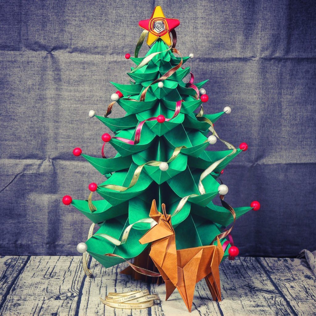 Weihnachtsbaum aus Papier falten weihnachtsdekobasteln