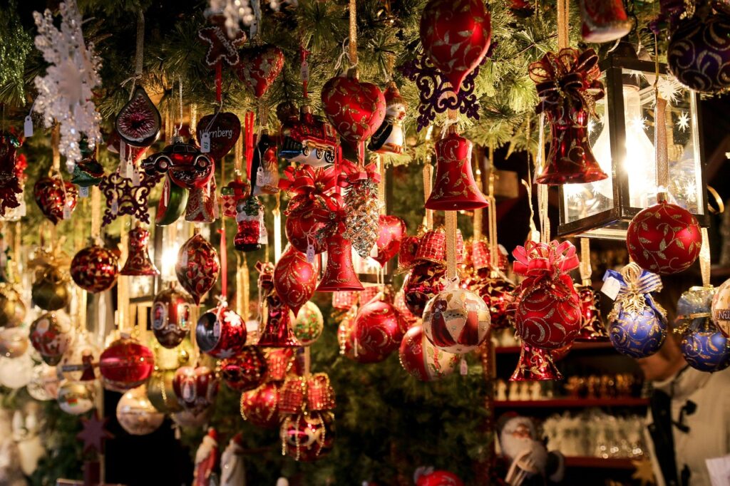 Roter Weihnachtsschmuck